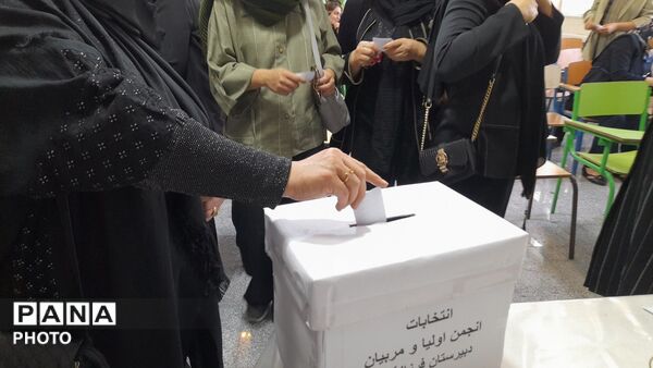 انتخابات انجمن اولیا و مربیان در دبیرستان فرزانگان الیگودرز