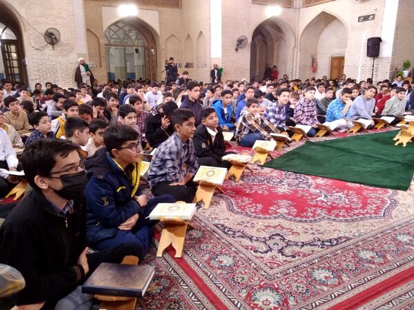 بزرگترین محفل دانش‌آموزی انس با قرآن در شهر یزد 