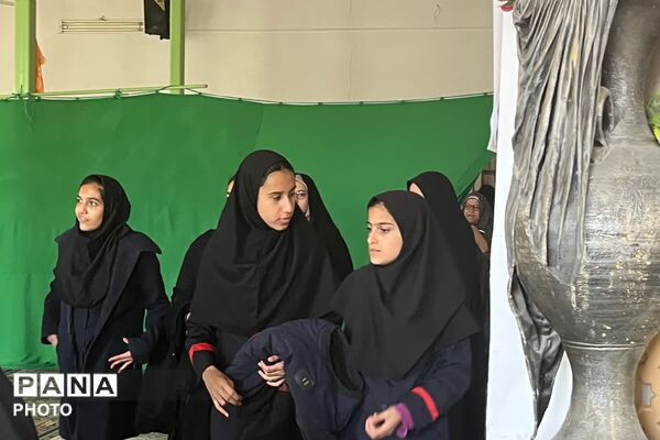 تصویر بندگی دانش‌آموزان در ماه خدا