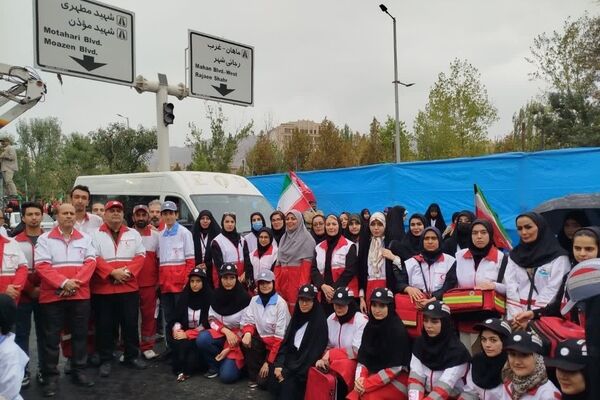 اعضای جوانان تیم «سحر» جمعیت هلال احمر با هدف خدمت‌رسانی به شهروندان در اجتماع جانفدایان حضور داشتند
