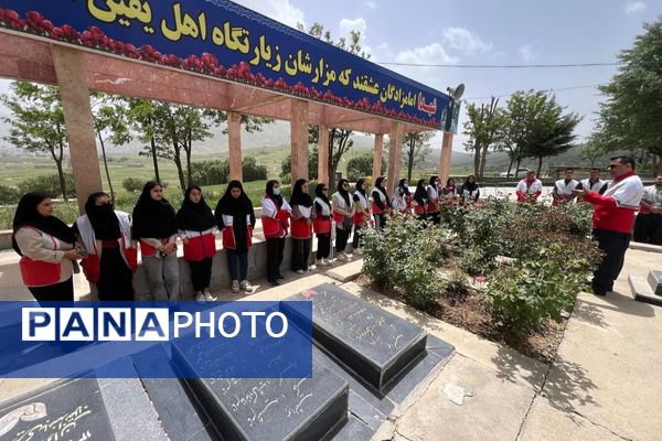 ادای احترام جمعیت هلال‌احمر بانه به شهدا در هفته هلال‌احمر