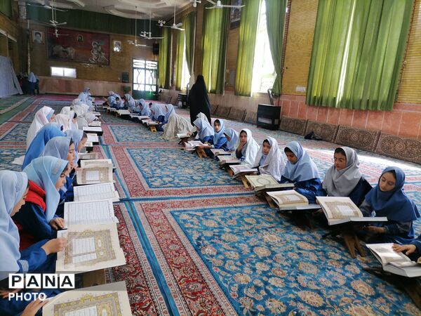 محفل انس با قرآن و اقامه نماز جماعت در سومین روز ماه مبارک رمضان 