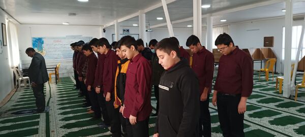 برپایی نماز جماعت در دبیرستان نمونه ایمان الله خامنه ای 