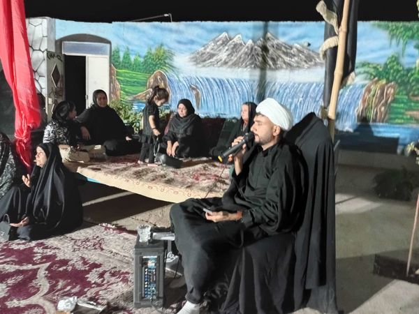 مراسم عزاداری ماه صفر در روستای نقاب در هنگام قطع برق