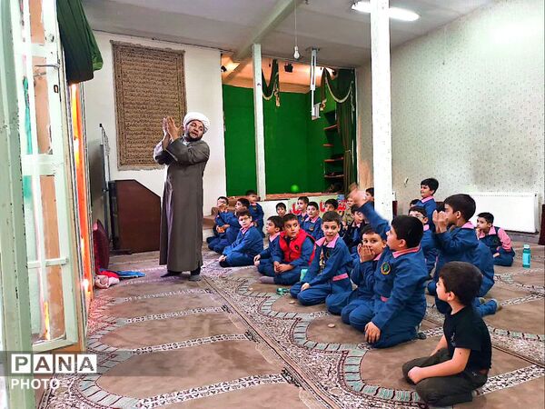 آموزش احکام دینی به دانش آموزان در دبستان معراج منطقه ۱۰