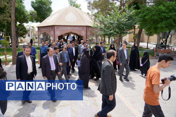 مراسم عطرافشانی قبور مطهر شهدا باحضور مدیرکل آموزش‌وپرورش استان اصفهان