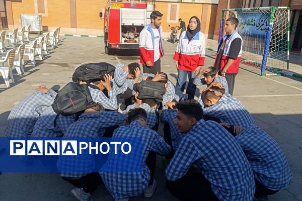 مراسم پدافند غیرعامل در دبیرستان بشارت بهارستان‌دو 