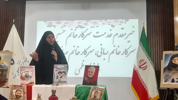 بزرگداشت یادواره شهدا در ایام الله دهه فجر دبستان آرمیتا مصلی نژاد ناحیه هفت
