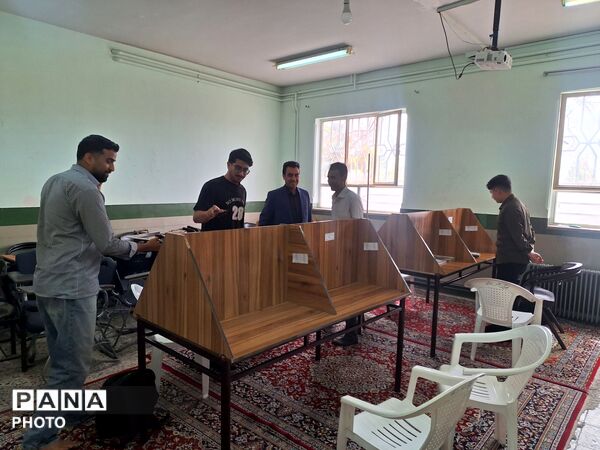بازدید مدیر آموزشگاه نمونه آیت‌الله خامنه‌ای از قرائت خانه این دبیرستان