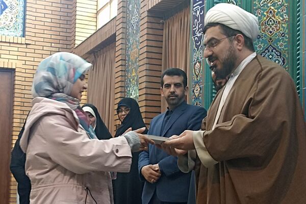 اهدای جوایز به دختران رتبه آور در رشته های قرآن و عترت و نماز شهرستان دماوند