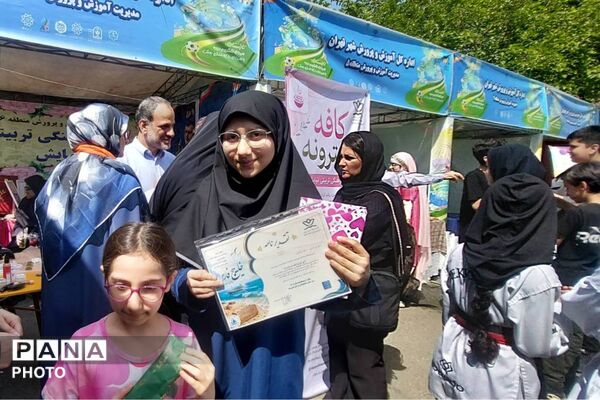 تقدیر از دانش‌آموزان برگزیده پویش‌های کانون نیایش منطقه ۶ در آیین افتتاحیه پایگاه‌های تابستانی