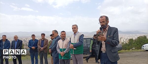  هم‌نوایی مسئولین و مردم ملایر در اهتزاز پرچم رضوی به مناسبت روز دختر