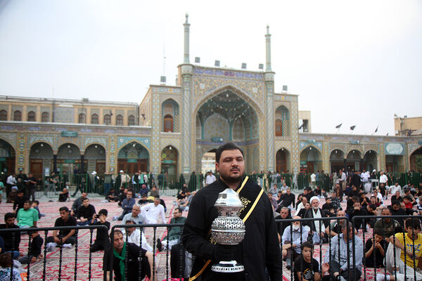 اهتزاز پرچم عزای سیدالشهدا(ع) بر فراز گنبد حرم حضرت معصومه(س)