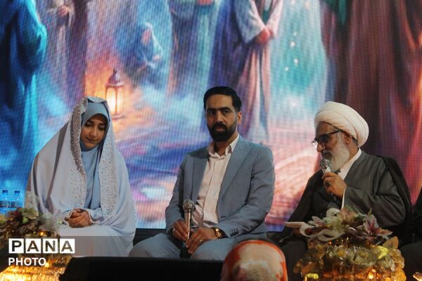 عقد دو زوج ورامینی در میدان امام خمینی ورامین در سالروز ازدواج حضرت علی(ع) و حضرت فاطمه (س)