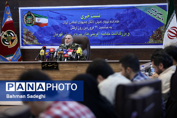 نشست خبری فرمانده نزاجا به مناسبت روز ارتش