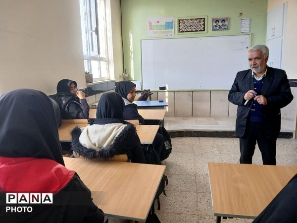 نشست دانش آموزان دبیرستان مادر مهربان خلیل آباد با مشاور اجرایی مدیر آموزش و پرورش
