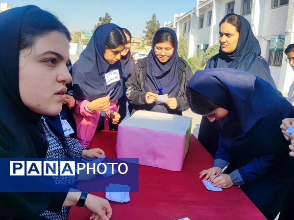 انتخابات شورای دانش‌آموزی در هنرستان مهدیزاده نیا