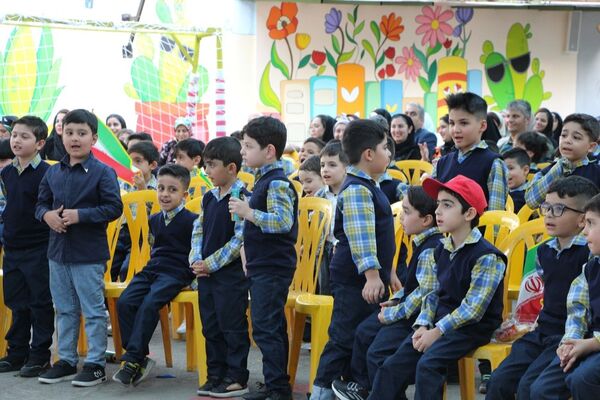 جشن شکوفه‌ها در دبستان منوچهر رزاقی ناحیه۳ مشهد