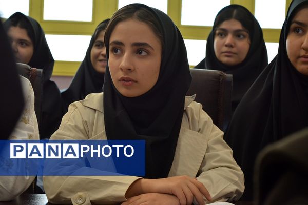 برای اولین‌بار برگزاری کافه ۵۷ در دبیرستان‌ نمونه دولتی ولایت بهارستان‌دو