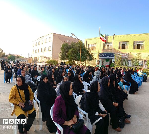 جلسه انجمن اولیا در دبیرستان دخترانه فرهیختگان