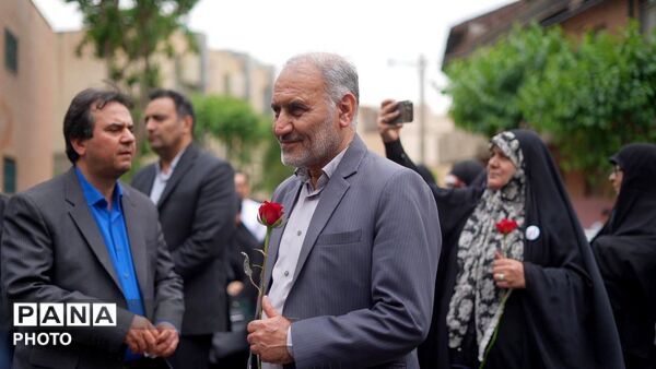 آیین گلباران محل شهادت شهید مرتضی مطهری با حضور مجید پارسا در منطقه ۱۲