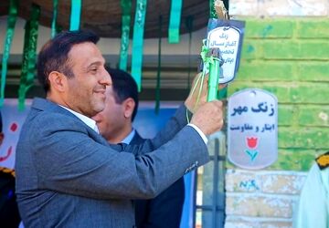 فارسان سال تحصیلی جدید را با نواختن زنگ مهر و مقاومت آغاز کرد