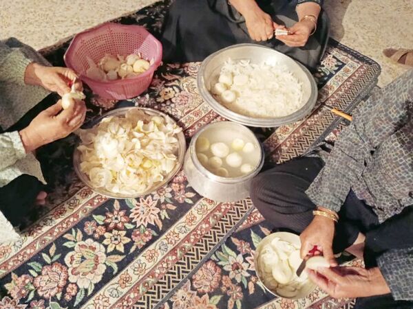پخت و توزیع نذری در روز تاسوعای حسینی روستای حسن آباد داراب استان فارس