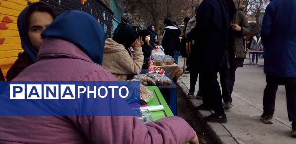بازارچه دانش‌آموزی کسب در آمد در دبیرستان میثاق منطقه تبادکان مشهد