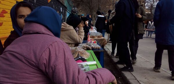 بازارچه دانش‌آموزی کسب در آمد در دبیرستان میثاق منطقه تبادکان مشهد
