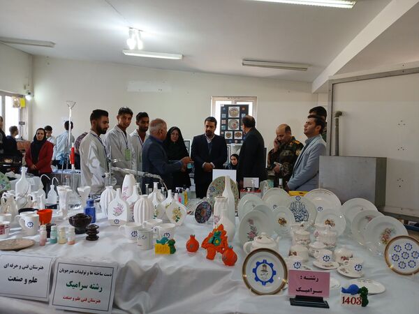 برگزاری نمایشگاه ایده‌های تحول آفرین در دبیرستان الگونه ناحیه ۳ شیراز