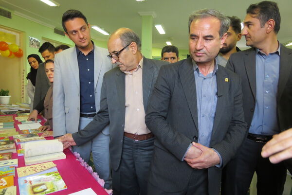 افتتاح نمایشگاه کتاب به‌مناسبت هفته کتاب و کتاب‌خوانی 