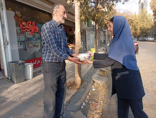 طنین همدلی در دهه فاطمیه، توزیع آش نذری در میان دانش‌آموزان دبیرستان دکتر جواد حداد ۲
