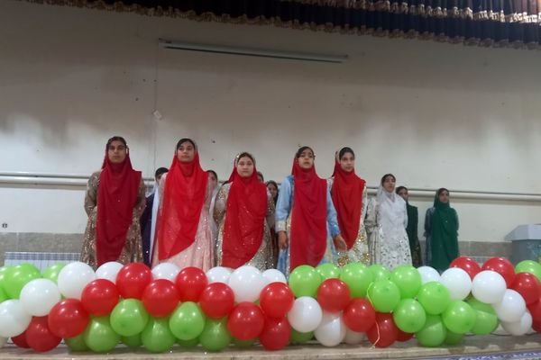 صدای اتحاد و هویت؛ طنین سرود دانش‌آموزان فلارد در رقابتی پرشور