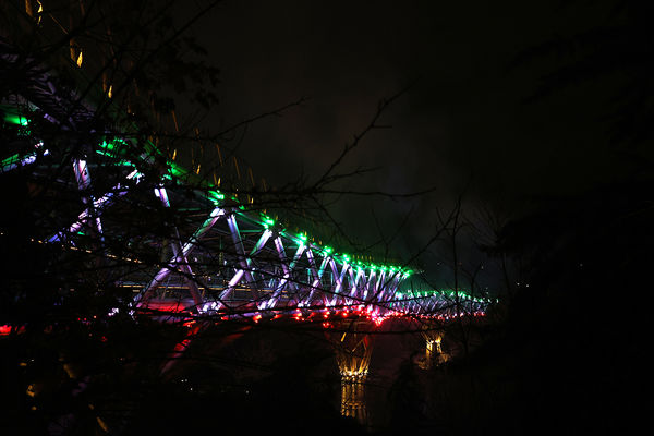 مراسم آتش‌بازی و نورافشانی همزمان با شب سال نو در پل طبیعت