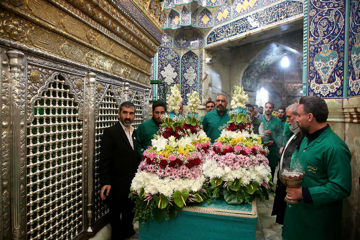 گل آرایی ضریح مطهر حضرت معصومه(س) در شب میلاد امام رضا(ع)