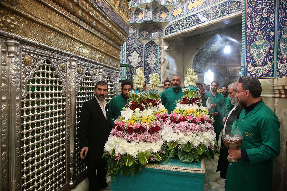 گل آرایی ضریح مطهر حضرت معصومه(س) در شب میلاد امام رضا(ع)