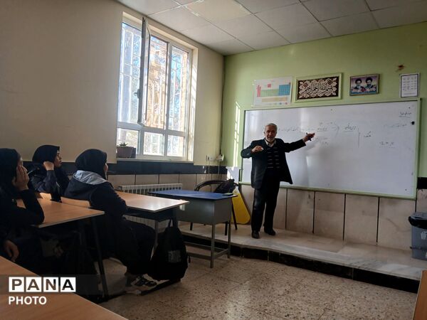 نشست دانش آموزان دبیرستان مادر مهربان خلیل آباد با مشاور اجرایی مدیر آموزش و پرورش