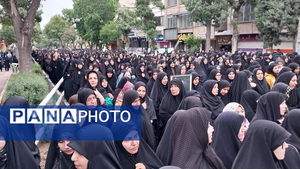 کاروان عزاداری شهیدان خدمت در خیابان‌های شهر اراک