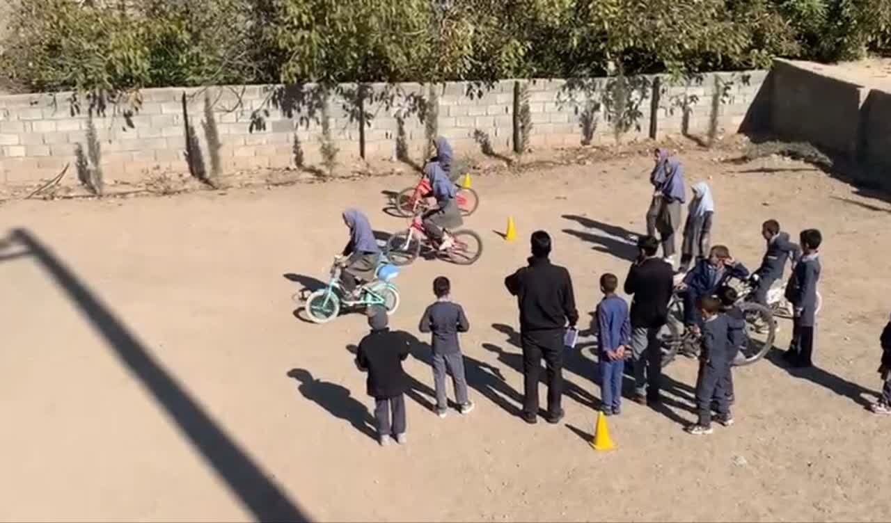 خیّرین نیک اندیش برای آوردن لبخند بر لبان دانش‌آموزان روستای کم برخوردار بابا فرجی دست به دست هم دادند