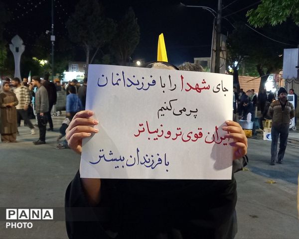 یکپارچگی مردم ملایر در شب؛حمایت از وطن،انقلاب 
