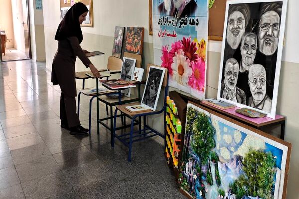 برگزاری نمایشگاه آثار هنری دانش‌آموزان در دبیرستان هوشنگی