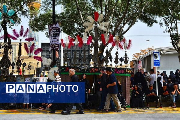 پرچم‌های عزا بر فراز حرم امام رضا(ع)