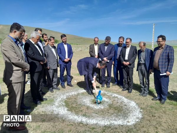 کلنگ‌زنی واحد سورت و بسته‌بندی گردوی تویسرکان با حضور مسئولان استانی و شهرستانی