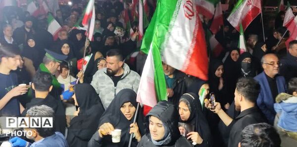 ایستگاه صلواتی سیار مردم در چهل و چهارمین شب از قیام مردم کرج 
