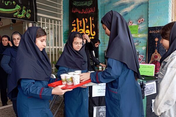 ایستگاه صلواتی دانش‌آموزان دانش‌نیا؛ تجلی ارادت به حضرت فاطمه زهرا(س)