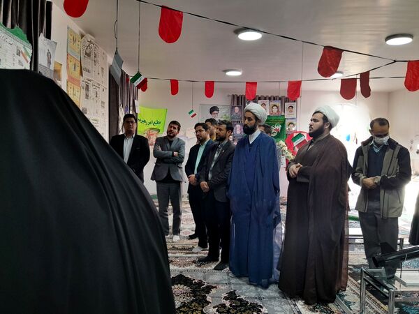 نمایشگاه انقلاب  در آموزشگاه تکتم