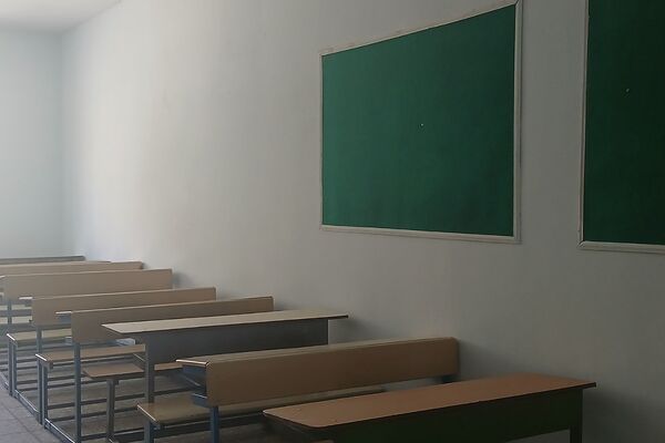 دبیرستان دخترانه بعثت۲ شهرک وایین در تدارک پروژه مهر با توزیع کتاب و لباس فرم