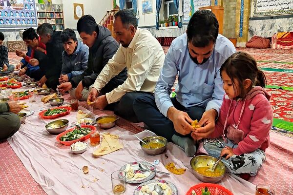 اعتکاف دانش‌آموزی در مسجد جامع شهر بار نیشابور 