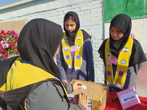 انتخابات شورای دانش آموزی در دبیرستان دخترانه امید 