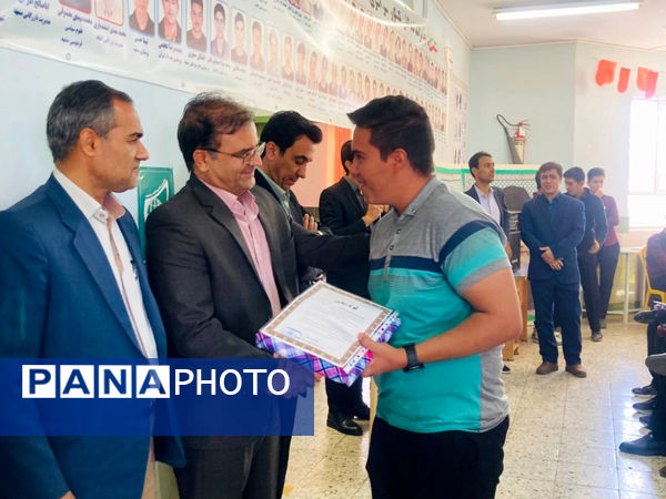  از دانش‌آموزان برتر کنکور در «جشن ستارگان» دبیرستان نمونه آیت‌الله خامنه‌ای تجلیل شد 